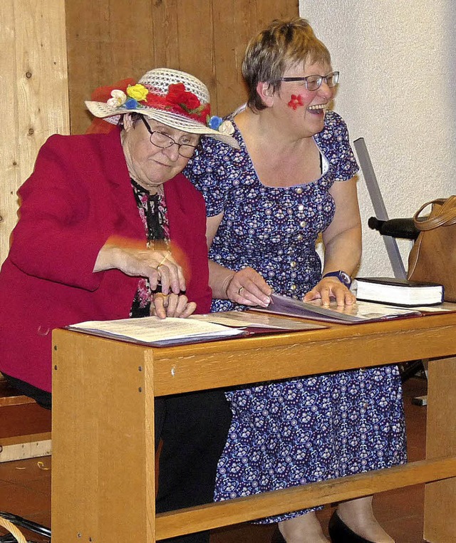 Lstern in der Kirchenbank: Hedwig Tritschler und Rita Schlegel.   | Foto: Monika Hofmeier