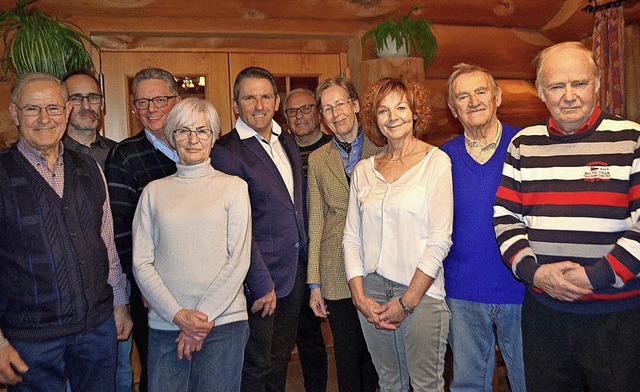 Harald Schmidt (Fnfter von links) ist...ar die Ehrung zahlreicher Mitglieder.   | Foto: Beate Zehnle-Lehmann