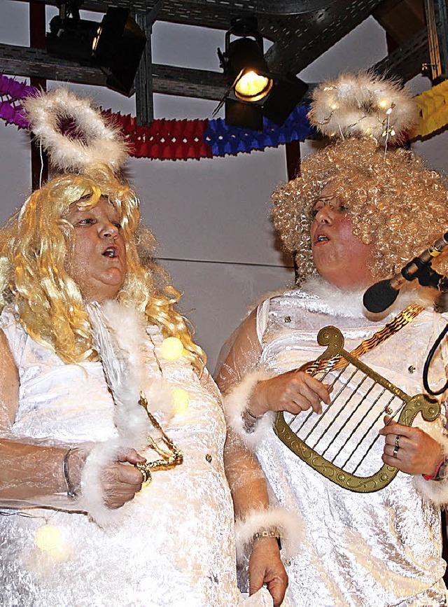 Die beiden Engel Betty Brkle (links) ...te-Chor war der Hhepunkt des Abends.   | Foto: Inken Kramer