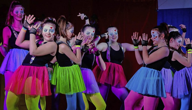 Augenweiden auf der Wllebengel-Bhne:...renteenie-Ballett  in Regenbogenfarben  | Foto: Sandra Decoux-Kone