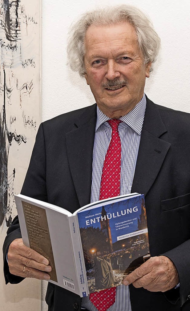 Wolfram Wette mit dem neuen Buch &#8222;Enthllung&#8220;.   | Foto: Rothermel