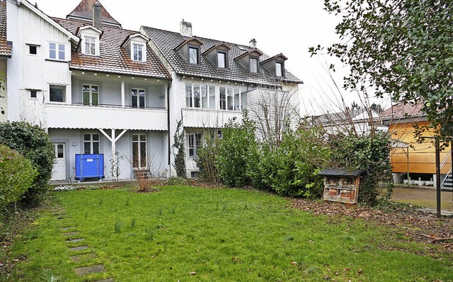 So sieht es noch im Garten hinter den ...echts) und der Schulsozialarbeit aus.   | Foto: Peter Gerigk