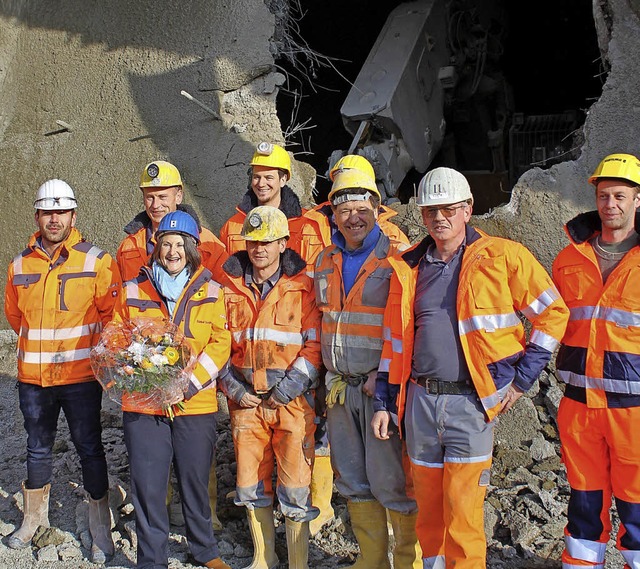 Tunnelpatin Brbel Schfer inmitten de...e  die augebrochene Wand durchstiegen.  | Foto: Rolf Reimann