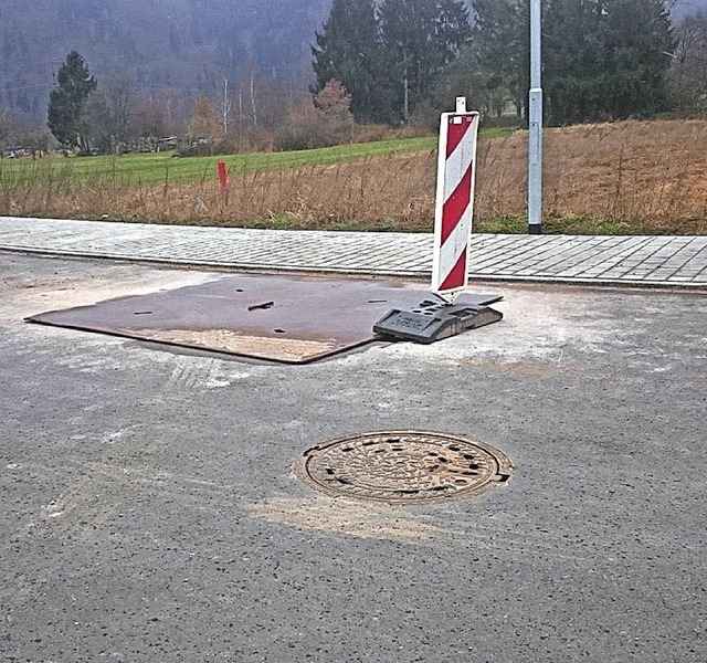 Kaum fertig, schon wieder geffnet: die Zufahrtsstrae im Gewerbegebiet Lus.   | Foto: Privat