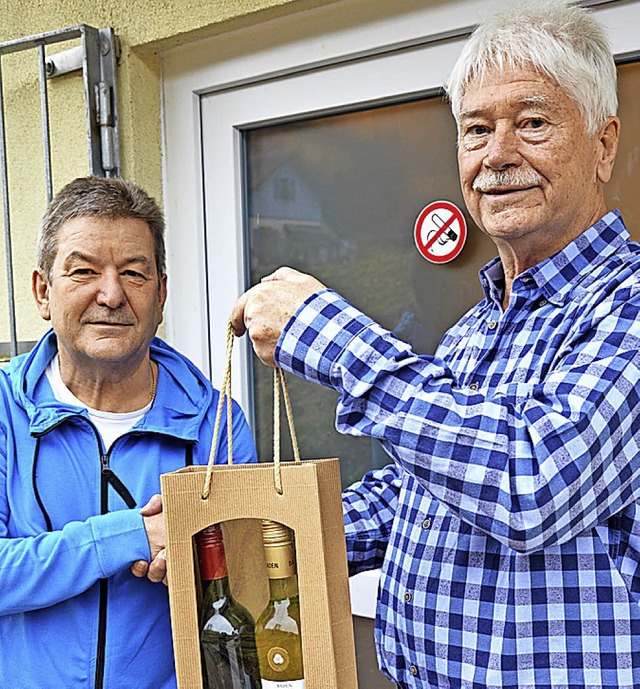 Kassier Ulrich Naatz (rechts) berreic...hre Vereinszugehrigkeit ein Prsent.   | Foto: Diehl