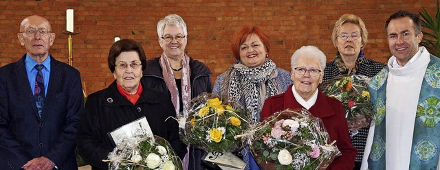 Helmut Heichel gratulierte Helga Heger...sowie einen Blumenstrau (von links).   | Foto: PRIVAT