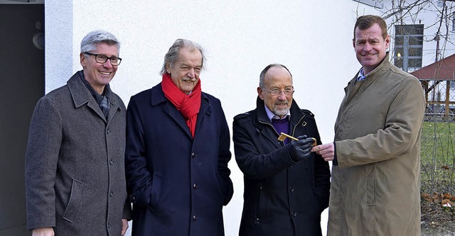 Brgermeister Oliver Rein (von rechts)...er der Staufener Tafeln, Dirk Monath.   | Foto: HAns-Jochen Voigt