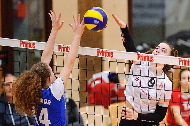 Begegnung in der Regionalliga: Anna Schupritt blockt gegen Louisa Seib.   | Foto: Sebastian Khli