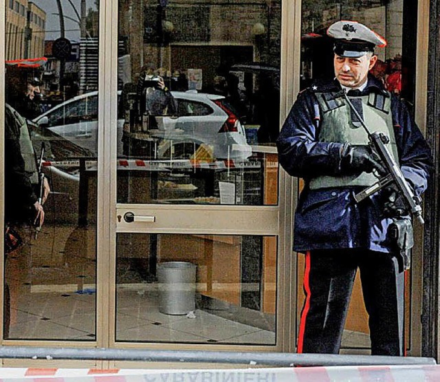 Polizist steht Wache nach der Schieerei von Macerata   | Foto: dpa