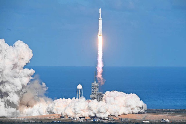 Die Grorakete &#8222;Falcon Heavy&#82...ternehmens SpaceX hebt am Dienstag ab.  | Foto: AFP