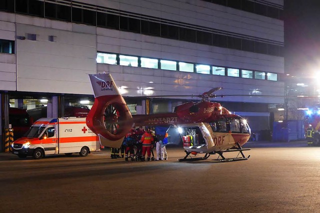 Der Rettungshubschrauber bringt den Verletzten in eine Spezialklinik.  | Foto: Helmut Seller