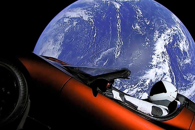 Kein Photoshop: Das von SpaceX zur Ver..., vor der Erde durch das All schweben.  | Foto: dpa