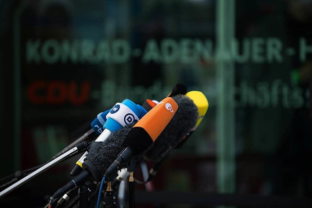 Mikrofone wartender Medienvertreter st...ndlungen am Mittwochmorgen immernoch.   | Foto: dpa
