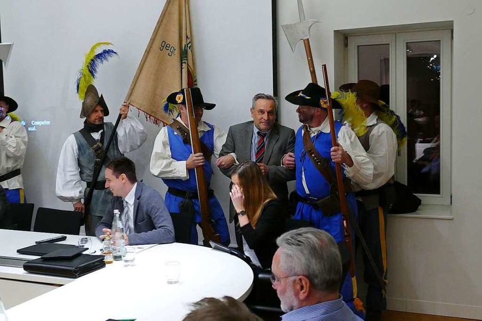 Die Verhaftung von Bürgermeister Klaus Jehle aus dem Gemeinderat (Foto: Frank Leonhardt) Die Verhaftung von Bürgermeister Klaus Jehle aus dem Gemeinderat (Foto: Frank Leonhardt)