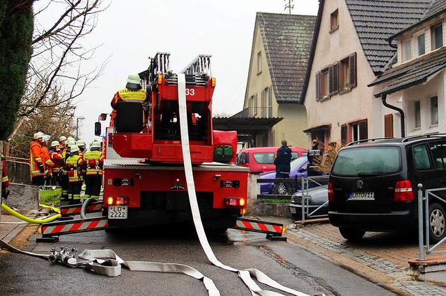 Die Feuerwehr Schwrstadt ist mit 35 Krften im Einsatz  | Foto: Helmut Kohler