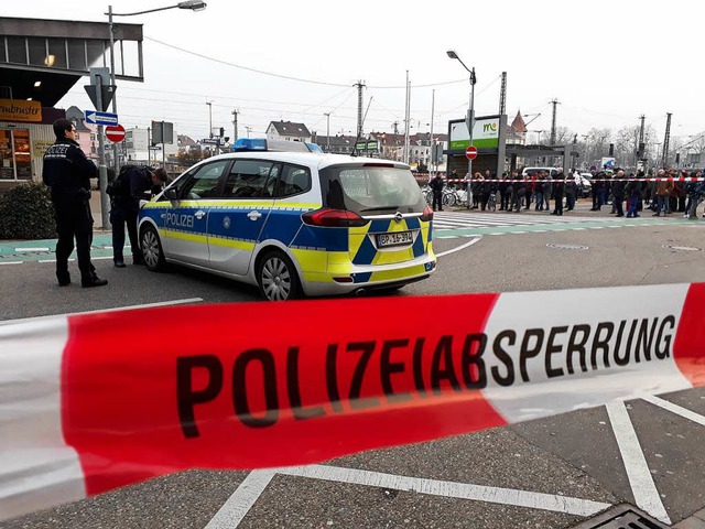 Weitrumig hatte die Polizei den Offenburger Bahnhof abgesperrt.  | Foto:  Helmut Seller