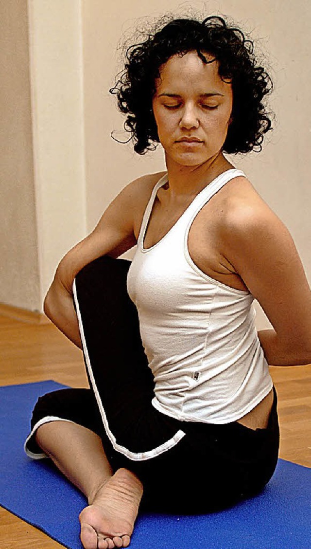 Muskeln werden beim Yoga gedehnt.   | Foto: dpa