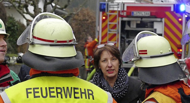 Brgermeisterin Christine Trautwein-Do...ei den Feuerwehrleuten ber den Stand.  | Foto: Ralf H. Dorweiler