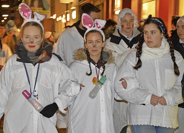 Weies Nachthemd und Schoppenflschle sind die Hauptaccesiores der Hemdglunki.   | Foto: Barbara Ruda