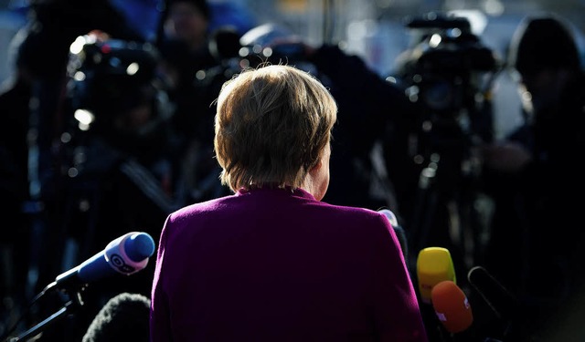 Bundeskanzlerin Angela Merkel am Vorab...igung auf dem Weg zu den Verhandlungen  | Foto: dpa