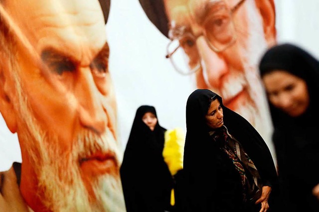 Iranische Frauen stehen vor berdimens... und seines Nachfolgers  Ali Khamenei.  | Foto: dpa