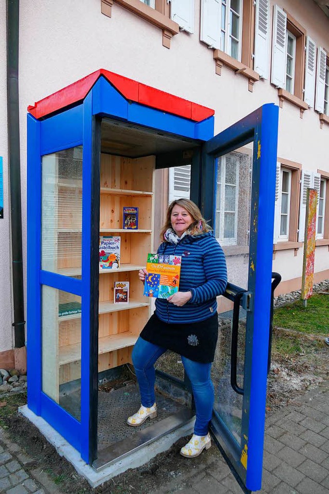 Bereit fr viele viele  Bcher: Susann... finden auf der frheren Telekomzelle.  | Foto: Sattelberger