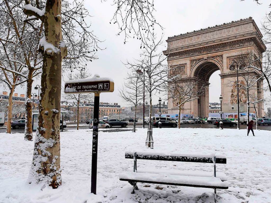 Der Wintereinbruch in Paris legte den Verkehr lahm.