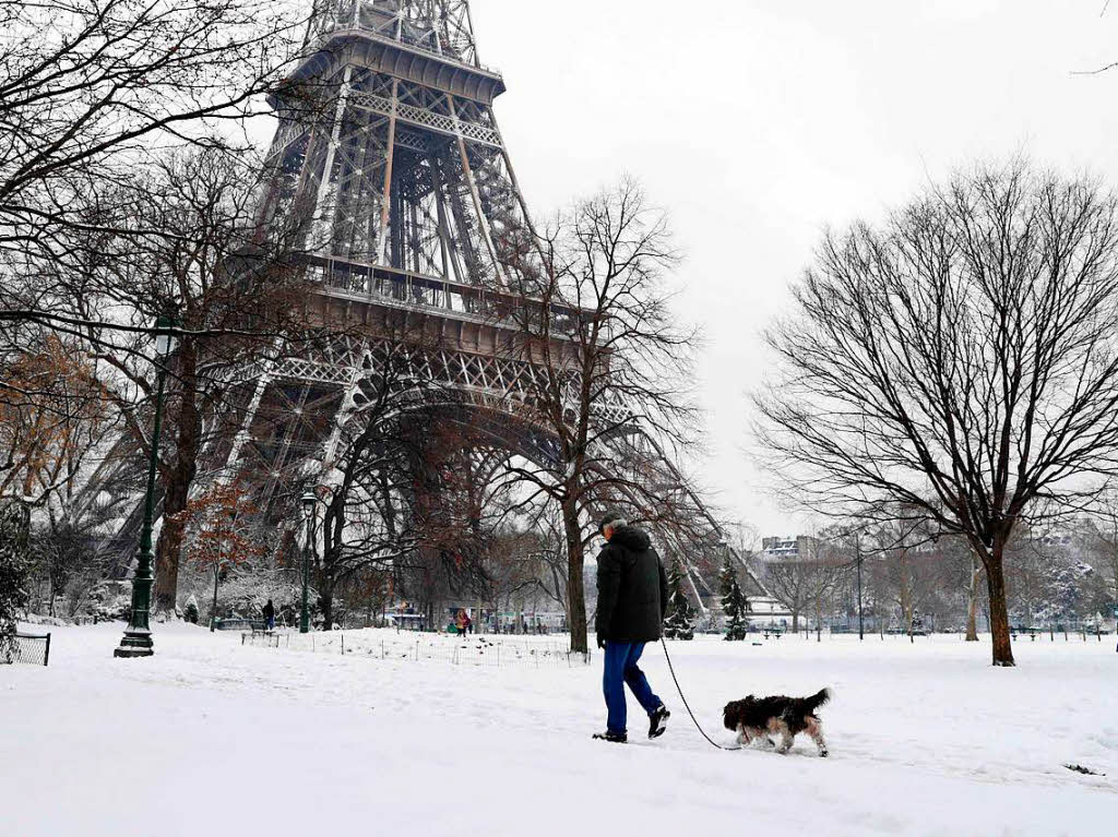 Der Wintereinbruch in Paris legte den Verkehr lahm.