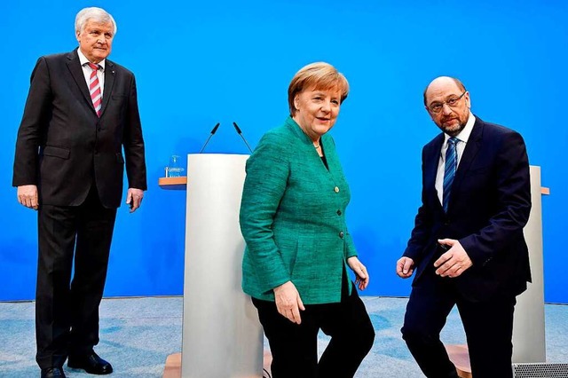 Sie haben zusammen einen Koalitionsver...der CDU und Martin Schulz von der SPD.  | Foto: AFP