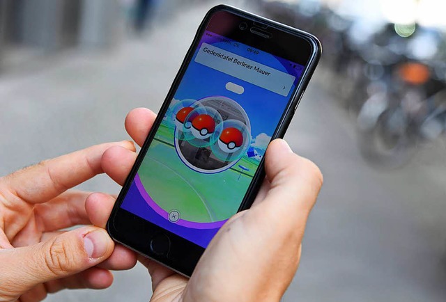 Pokmon Go ist ein beliebtes Handy-Gam...te man es jedoch besser nicht spielen.  | Foto: dpa-tmn