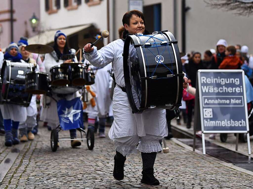 Mit Guggenmusik ging es zum Rathaus.