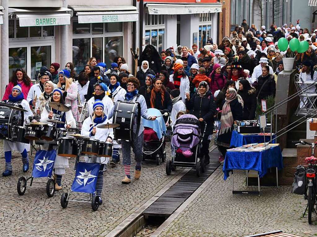 Mit Guggenmusik ging es zum Rathaus.