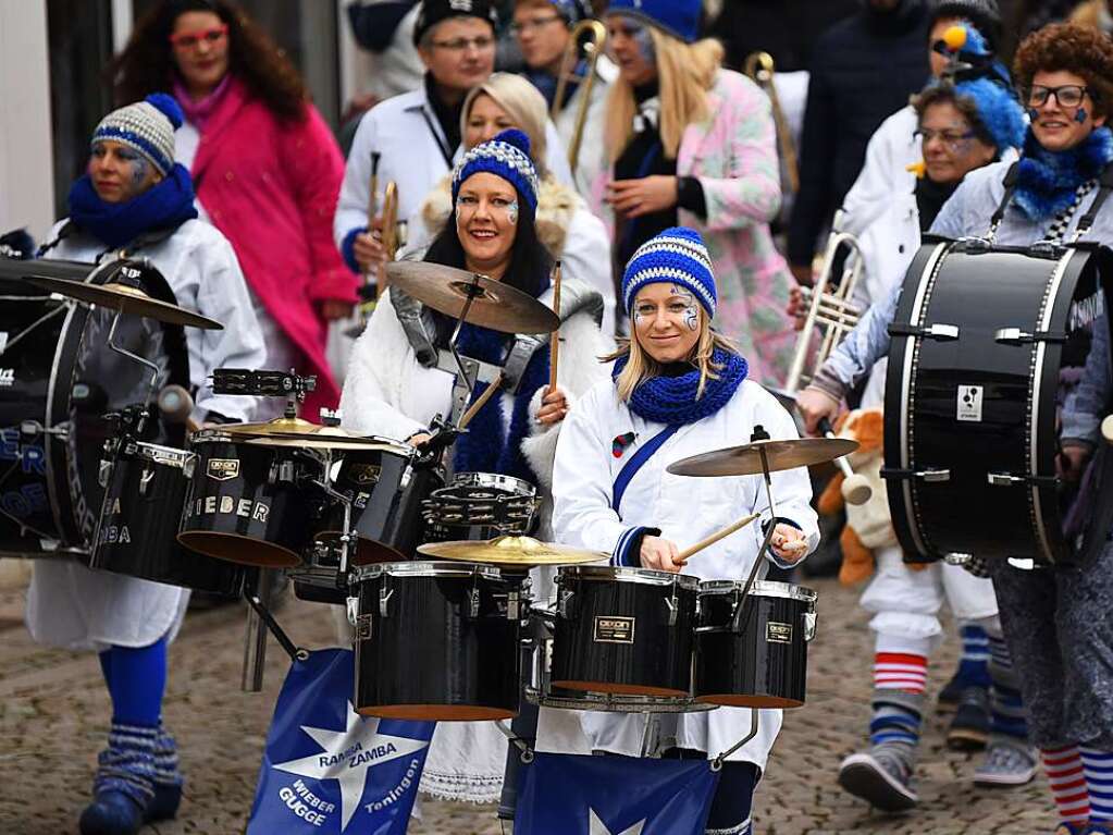 Mit Guggenmusik ging es zum Rathaus.