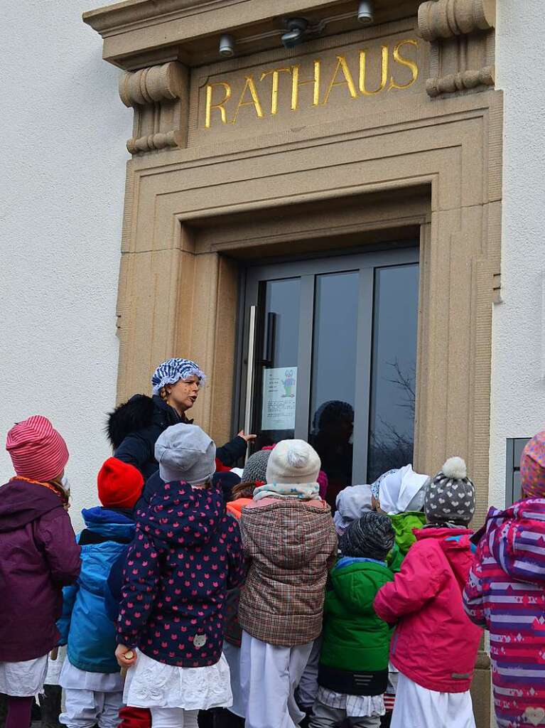 In Au wird der Narrenbaum gestellt und Brgermeister Jrg Kindel von den Kindergartenkindern aus dem Rathaus vertrieben.