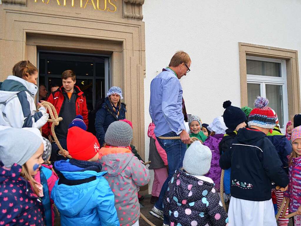 In Au wird der Narrenbaum gestellt und Brgermeister Jrg Kindel von den Kindergartenkindern aus dem Rathaus vertrieben.