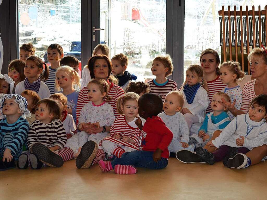 In Au wird der Narrenbaum gestellt und Brgermeister Jrg Kindel von den Kindergartenkindern aus dem Rathaus vertrieben.