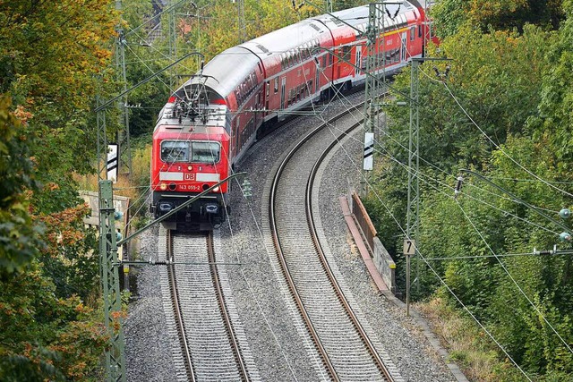 Fr eine Weile unsichtbar: Die ikonische rote Hllentalbahn.  | Foto: Ingo Schneider