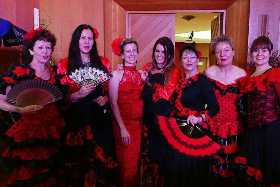 Glitzer, Tüll und Lippenstift: Mit viel Feierlaune und kunterbunten Kostümen tanzten die Wiiber durch den Kursaal. (Foto: Theresa Steudel) Glitzer, Tüll und Lippenstift: Mit viel Feierlaune und kunterbunten Kostümen tanzten die Wiiber durch den Kursaal. (Foto: Theresa Steudel)
