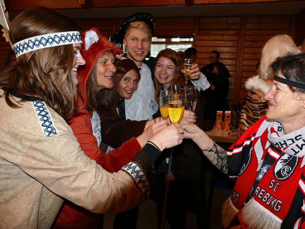 Ein Prosit auf die Gemtlichkeit: Narren aus Stegen beim Anstoen in der Kageneckhalle.