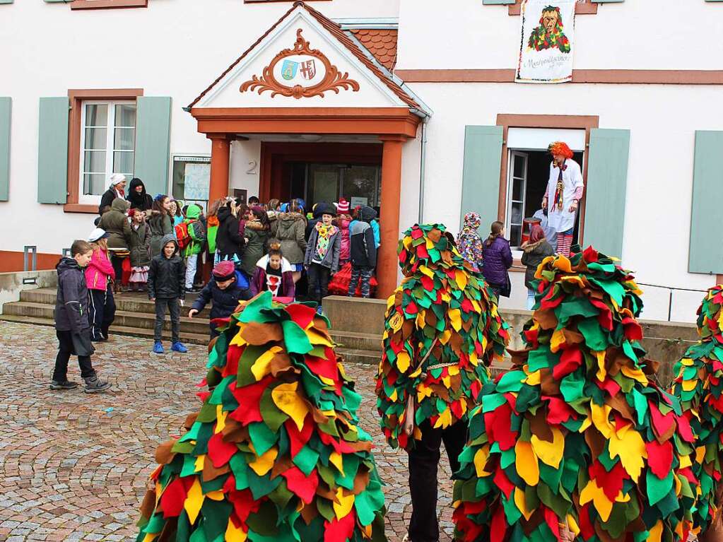 Die Marchwaldgeister setzen zum Strum auf das Marcher Rathaus an.