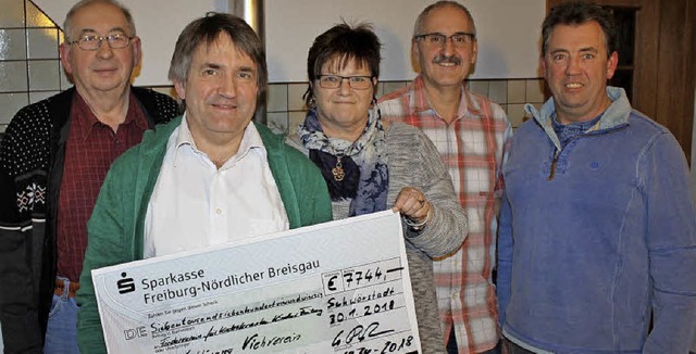 Den Scheck ber 7744 Euro bernahm Cla...idt, Gnter Dielin und Gnter Bhler   | Foto: Rolf Reissmann