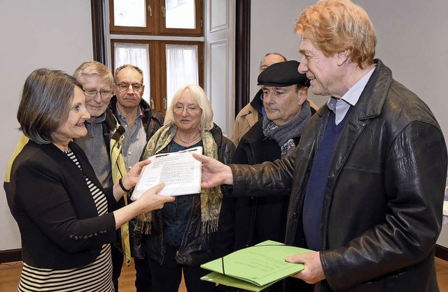 Wichtiger Augenblick: Eine Abordnung d...tellungsverfahren im Abschnitt fnf.    | Foto: Thomas Kunz