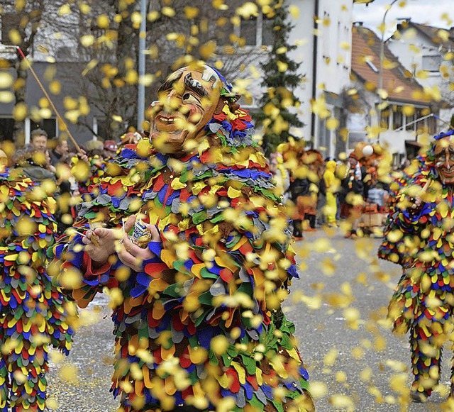 Konfettiregen beim Brauchtumsumzug   | Foto: Barbara Ruda