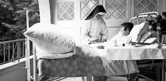 Historische Aufnahme einer Schwester am Krankenbett   | Foto: Claraspital