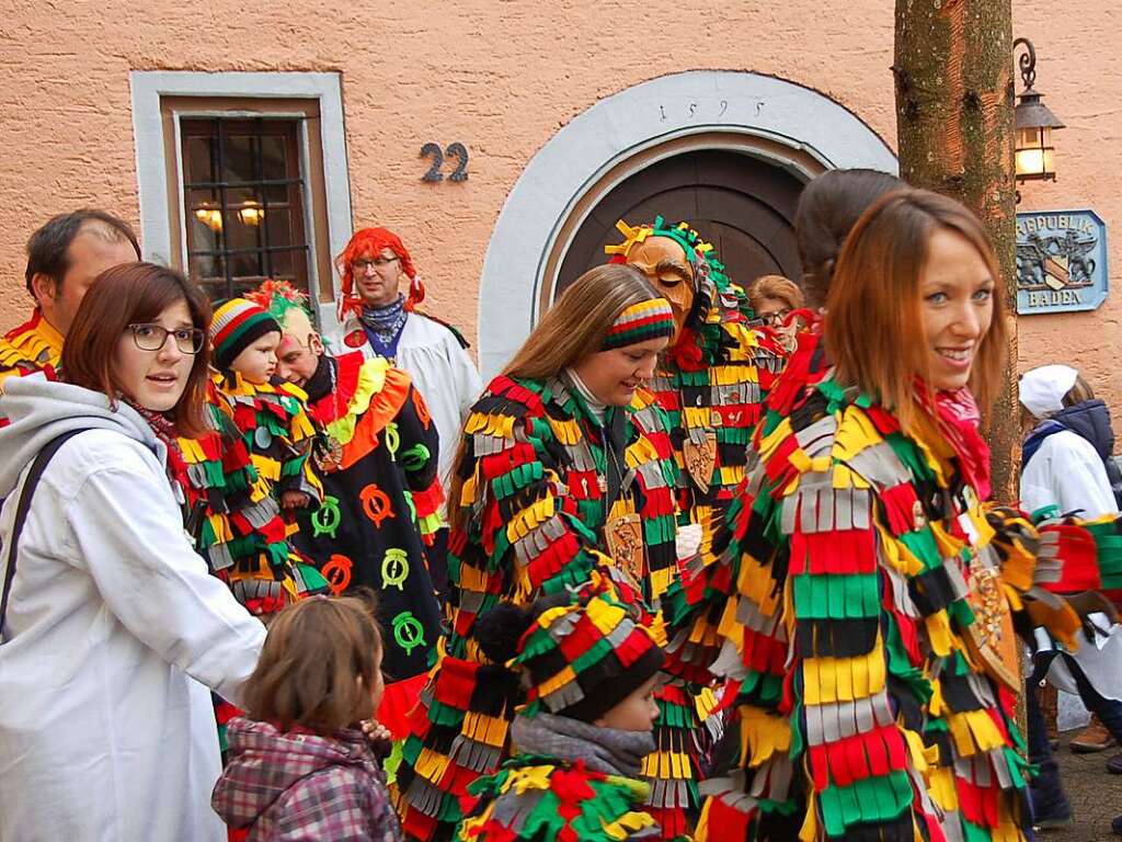 „Sthlinger Maidle sind so sch“ - nicht nur beim Tanz um den Narrenbaum.