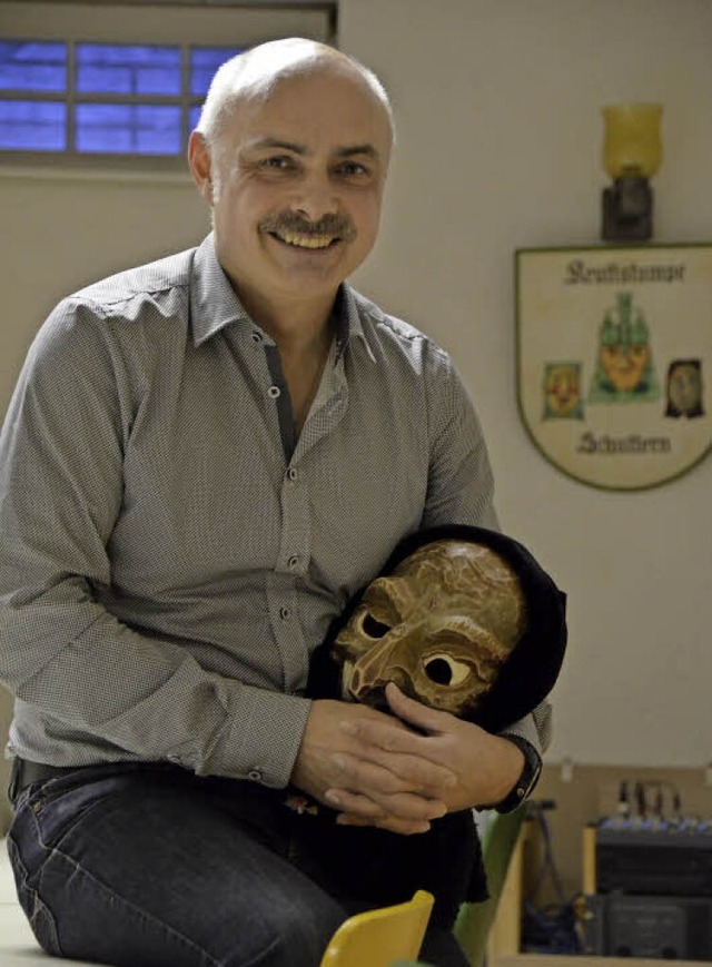 Michael Heizmann mit seiner Maske im Narrenkeller  | Foto: Felix Lieschke