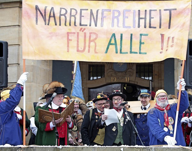 Die Narren erobern das Rathaus: Severi...n viele nrrischen Gesetze verstoen.   | Foto: Roger Mller