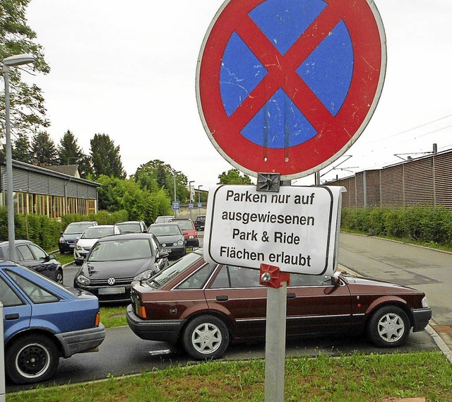 Auch die angebrachte Mahnung hilft am ... viel, es wird mitunter wild geparkt.   | Foto: langelott