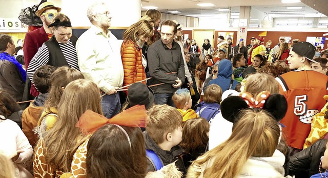 Die Lehrer die Frstabt-Gerbert-Schule... gefesselt, die Schler sind befreit.   | Foto: Sebastian Barthmes