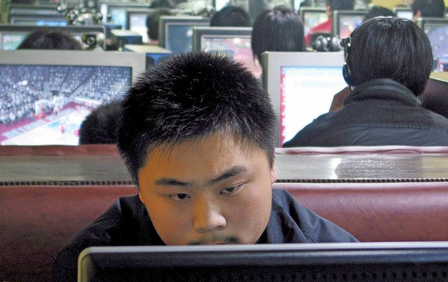 Einflussnahme passiert womglich auch online: ein Internetcaf in Qingdao   | Foto: dpa